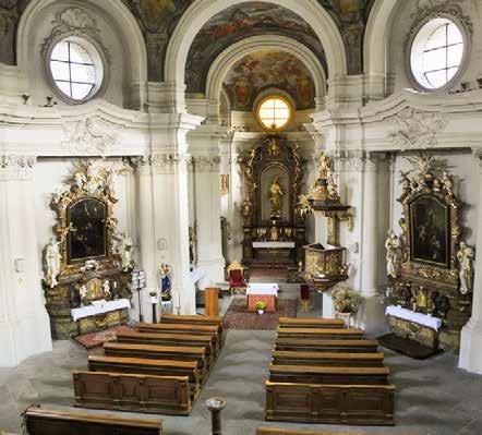 Hlavnímu oltáři vévodí velká socha patrona kostela, sv. Jana Nepomuckého.
