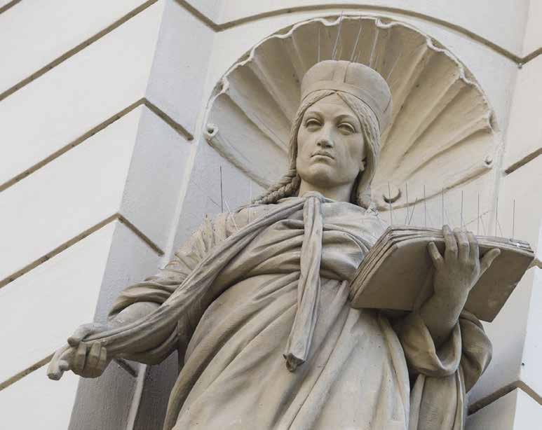 konkrétně vzdělání sv. Václava. Celá fasáda je pokryta sgrafity Adolfa Liebschera (1857 1919), jednoho z nejoblíbenějších umělců konce 19. století.
