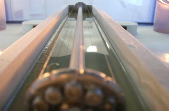 Válcová elektroda je v současné době stále používána např. pro velké množství anorganických polymerů rozpuštěných v lihu, u kterých vykazuje vyšší účinnost zvlákňování oproti elektrodě drátové. Obr.