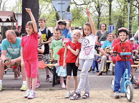 Škodovka připíchnutá na obřím, otáčejícím se»grilu«byla vyhledávanou atrakcí mezi dětmi i dospělými.