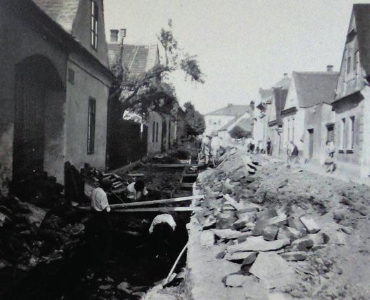 Třebechovické Haló 11 mi dětmi a dalších 16 osob v šesti rodinách. V roce 1930 zde bydlel tovární hlídač Josef Kulička st., tovární hlídač Josef Kulička ml.