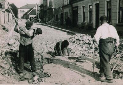 Nájemníci se postupně odstěhovali a po roce 1967 zde žili Anna a Antonín Bartošovi a jejich děti, syn Antonín s rodinou, dcera Anna, provdaná Prouzová, s rodinou a dcera Jaroslava, provdaná Bajerová,