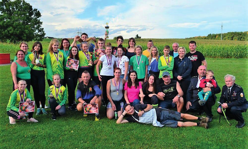 16 Mikroregion Třebechovicko krátkou intenzivní dešťovou přeháňku hasičskému sportování přálo a všichni účastníci byli rádi, že mohou poměřovat hasičské dovednosti. V neděli 6.