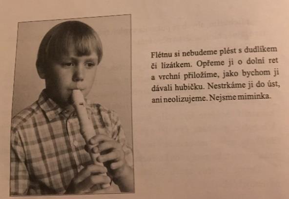 V prvních lekcích se tedy převážně věnuji správnému držení flétny a správnému postavení flétny v ústech.