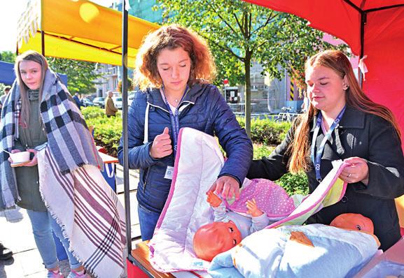 Masaryka 26. září. Střední škola oslovila a pozvala na náměstí žáky z devítiletek, kterým se základky chýlí ke konci a rozhodují se, kam se vydají dál.