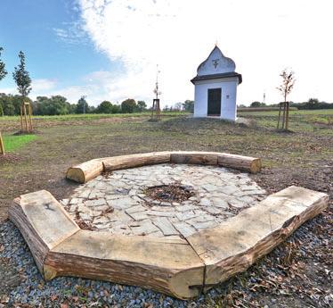 Budování 620 dlouhé a tři metry široké stezky uprostřed pole je pro stavbaře rutinní záležitostí. Půjde o klasickou asfaltovou komunikaci.