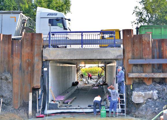 Betonový tunel na opačném konci stezky měří čtyřiadvacet metrů a nachá- Důstojné okolí památky a izolační zeleň Františkáni Antonín a Felix, kteří v 18.