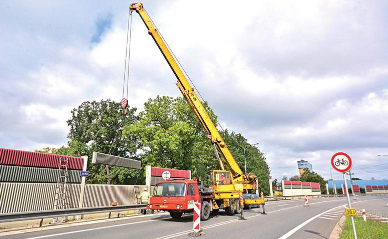 Ředitelství silnic a dálnic (ŘSD) je coby správce komunikace nechává v rámci záruky opravit. Závady se týkají soklů protihlukových stěn, betonové desky začaly postupně praskat.