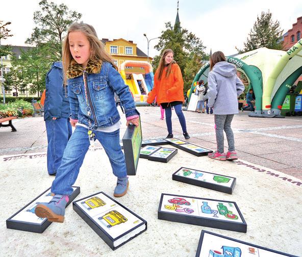 Na náměstí byly k dispozici stánky s občerstvením a radnice nabízela zájemcům ekologické tašky pro třídění v domácnosti.