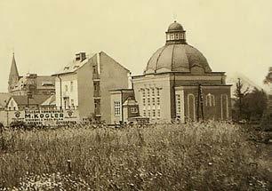 Víte, že někteří z nás pracují na místě, kde stávala jediná třinecká synagoga, a to mezi dnešními ulicemi Smetanovou a Železniční, dnes jsou to prostory parkoviště a dílny SMOLO?