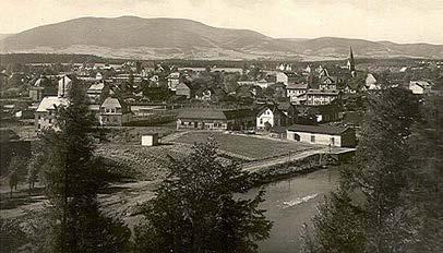 třinecký židovský náboženský spolek proto v roce 1924 zakoupil parcelu u trati a nechal zde vystavit moderní stavbu s klasicizujícími prvky podle návrhu těšínského architekta Eduarda Davida?