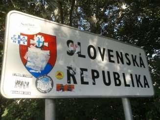 Obr. č. 6 Nálepky turistov a futbalových fanúšikov na dopravnom značení štátnej hranice si všimol G. Lőrincz (2020b, s. 191, obr. č. 11).