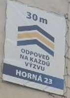 V názve Kaviareň Monopol, veľa tvárí, jedno miesto môžeme pomenovanie veľa tvárí chápať ako metonymické pomenovanie, v ktorom sú ľudia označení svojou príznačnou časťou tela.