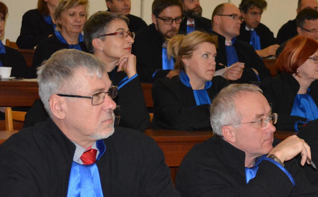 AEQUITAS Čtvrtletník vydává Nejvyšší soud 10 Ivo Kouřil (vlevo) s kolegou ze svého senátu č. 6 trestního kolegia Nejvyššího soudu Janem Engelmannem, zasedání Pléna Nejvyššího soudu.