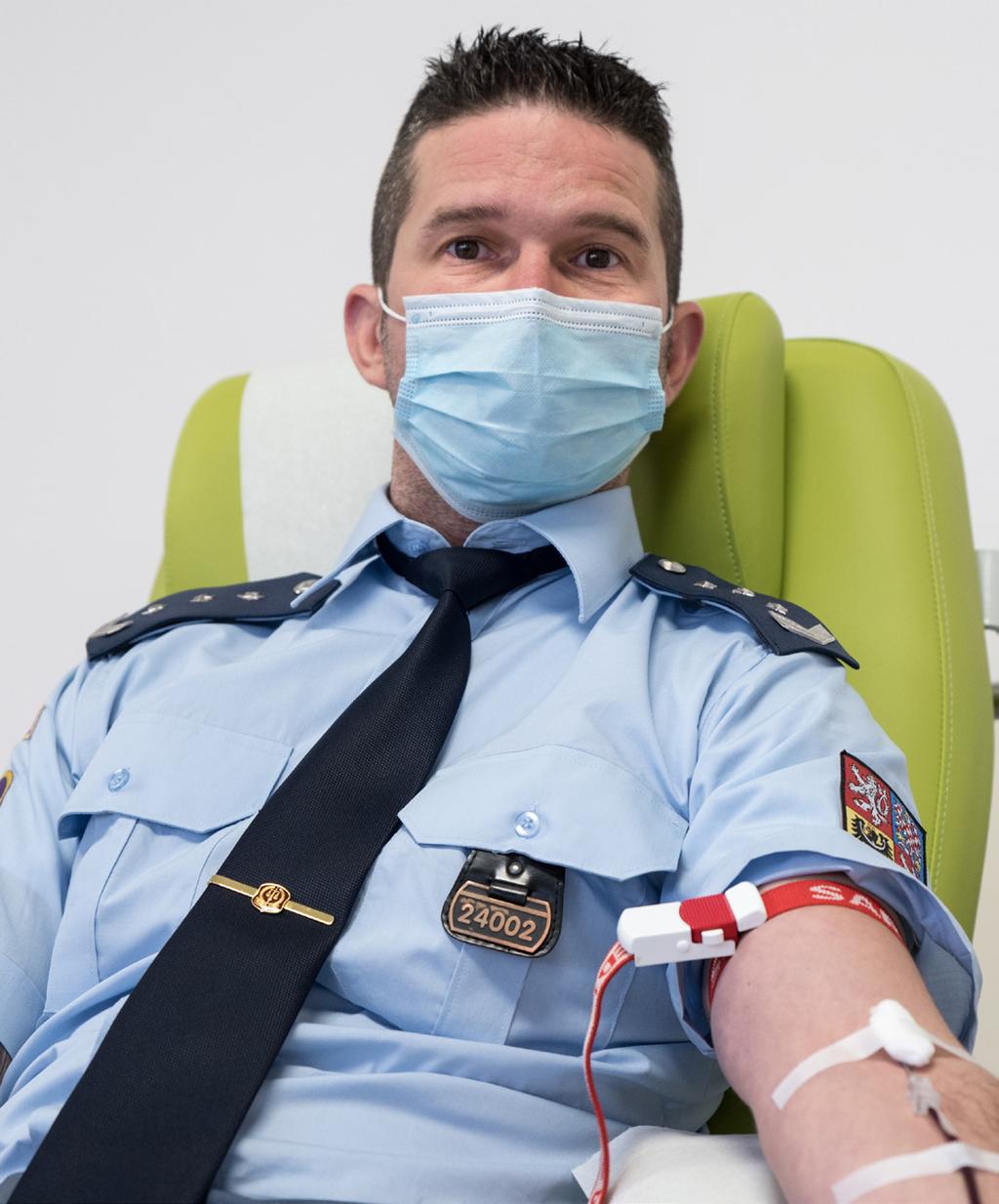 AEQUITAS Čtvrtletník vydává Nejvyšší soud 12 PRAVIDELNĚ DARUJÍ KREV, SAMI O TOM PŘÍLIŠ NEMLUVÍ Vězeňská služba ČR zahájila v polovině října letošního roku na jedné z pražských transfúzních stanic