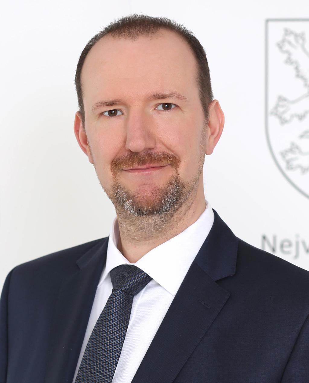 AEQUITAS Čtvrtletník vydává Nejvyšší soud 2 ROZHOVOR PAVEL SIMON Rád soudní oddělení č. 30 označuji v debatách s kolegy za malý ústavní soud. JUDr.