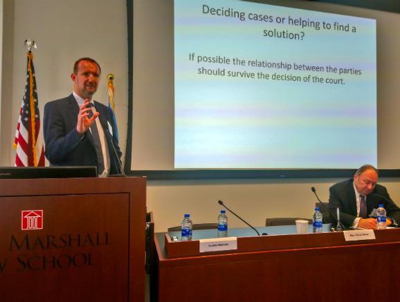 AEQUITAS Čtvrtletník vydává Nejvyšší soud 5 Pavel Simon přednášel loni mj. na konferenci The John Marshall Law School v Chicagu. při rozhodování, kterou považuji za velmi důležitou.