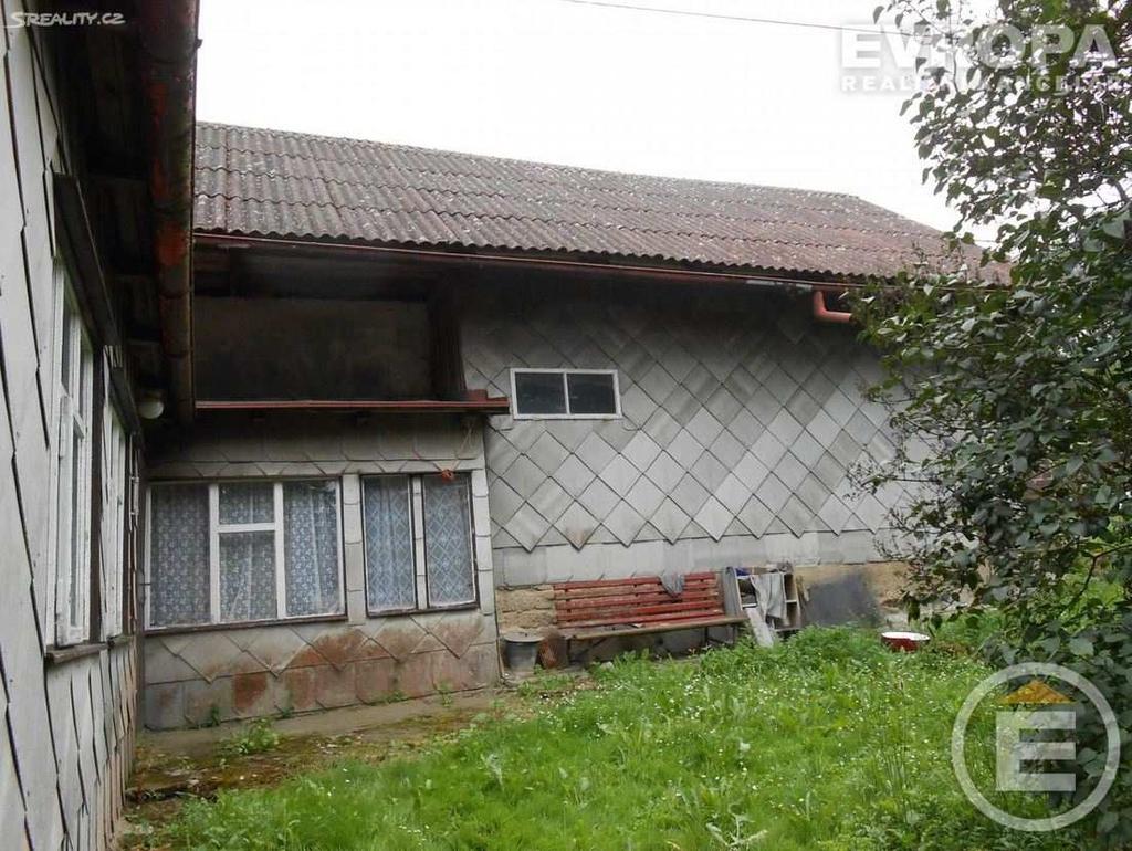 veranda, kuchyň, obytná místnost, ložnice, vstup do sklepa. Součásti je stodola. Stav objektu je před rekonstrukcí. Přípojky: el.