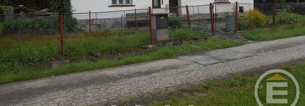 230/400V, plyn, voda ze studny a obecní, odpad žumpa, topení waw a topení na TP, ohřev vody