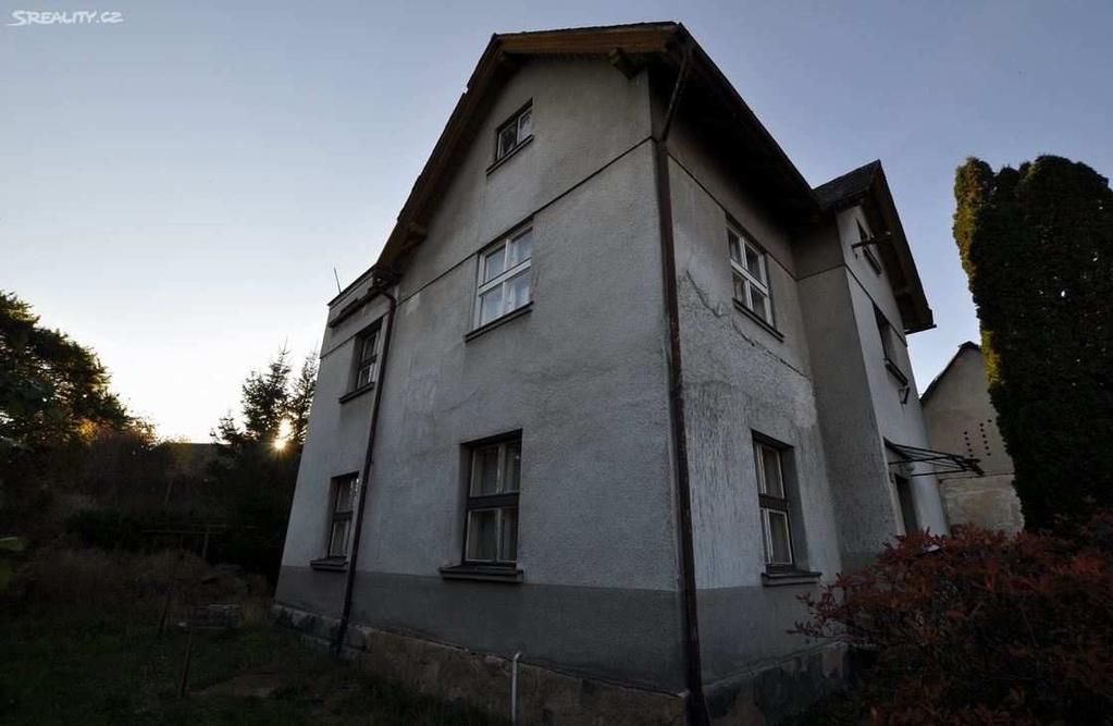 V současné době je vytápění řešeno kamny na tuhá paliva, nemovitost lze napojit na přívod plynu (vl.