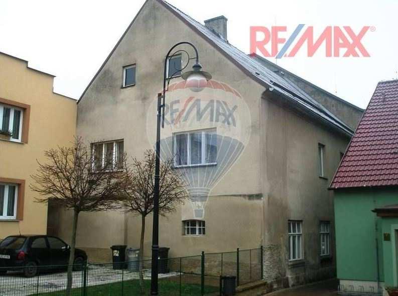 6) Rodinný dům Nabídková cena: 1 200 000 Kč Lokalita: náměstí K. J.