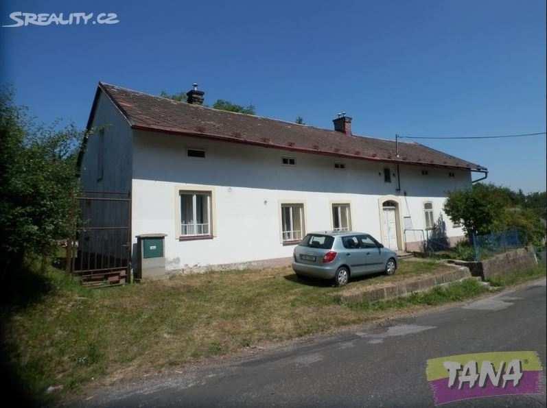 Dům má také v obytných částech nové podlahové krytiny, podezdívku a opravené komíny. Na zahradě ovocné stromy.