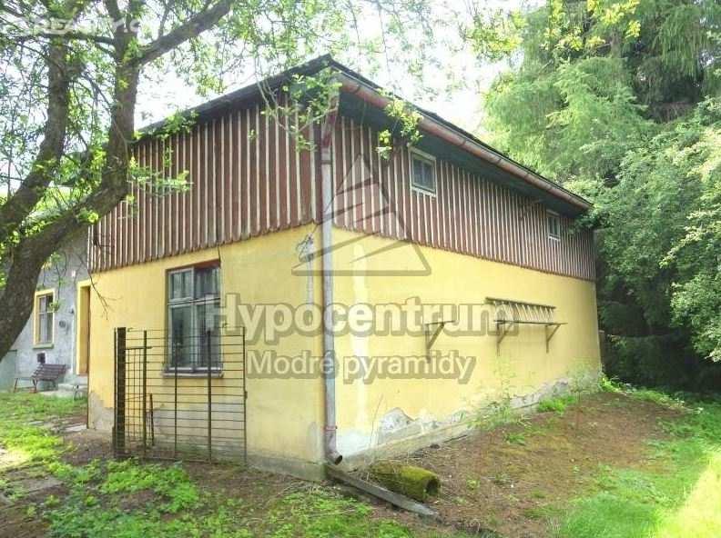 Dům se nachází ve Dvoře Králové nad Labem - Sylvárov. V okrajové zástavbě rodinných domů.