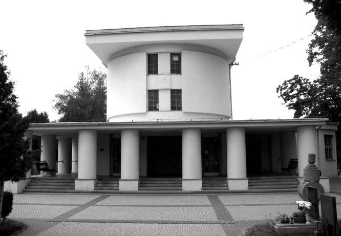 V žáru lásky se život započal... 581 Krematorium v Nymburku výjimečná stavba meziválečného purismu z roku 1924 architektů Bedřicha Feuersteina a Bohumila Slámy (foto Zdeněk R.