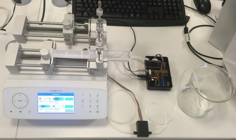 Obr. 6-2 Měření na infuzní pumpě Na senzor byly přivedeny hadičky o vnějším průměru 4,2 mm a vnitřním průměru 2,2 mm. Hadička vycházející ze stříkačky byla připojena na vstup senzoru P1.