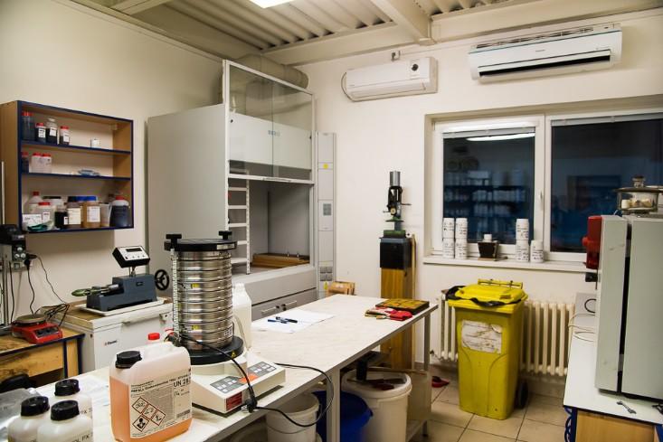 Naše laboratoř je vybavena nejmodernějšími přístroji pro operativní kontrolu, jako např.