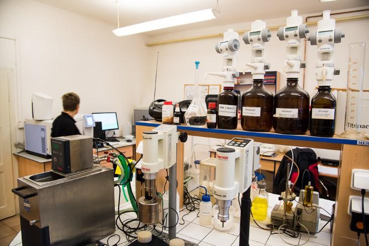 pro zkoušky formovacích směsí. Obr. 11 Manažerka kvality Petra Marinčová při práci na plynovém chromatografu Obr. 12 Pohled na naši pískovou laboratoř Obr.