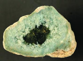 Non-zonal plasma with worm-like (vermicular) texture (a) and the typical zonal plasma with a gem core, wide pale rim and narrow white edge (b), locality Hrubšice.