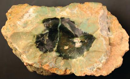 Z uzavřených minerálů jsou doloženy chlority, z poslední lokality pochází rovněž ojedinělý chromspinel a drobná zrna barytu. 6.3.