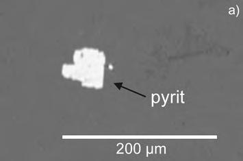 Obr. 17. Inkluze pyritu (a) a baryt vyplňující drobnou dutinu (b), v okrajové části plazmy, Jiřice, BSE, foto P. Gadas. Fig.17. Inclusions of pyrite (a) and barite filling the small cavity (b), in the peripheral part of plasma, Jiřice, BSE photo by P.