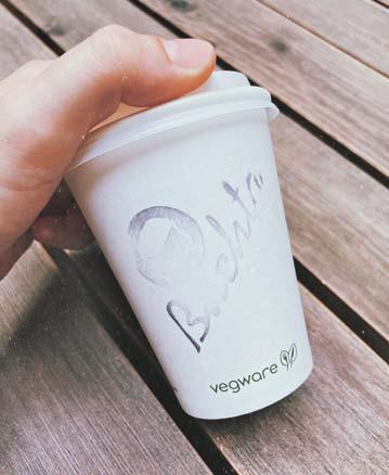 S příchodem léta nechybí ani ledová káva nebo espresso tonic. Co ale rozhodně nelze vynechat, jsou zdejší sendviče, chleby ve vajíčku, nebo BLT (houska se slaninou, salátem a rajčetem).