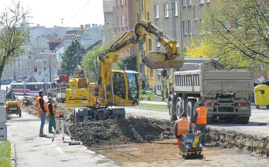 výměně kolejového roštu za použití moderních prvků pro snížení hlučnosti.