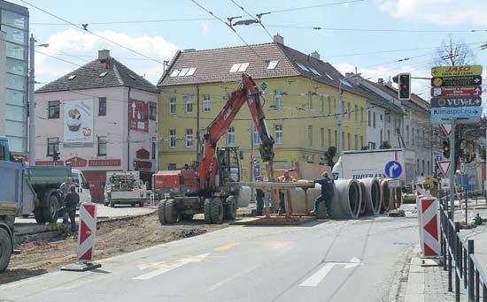 a napájecích kabelů. Výstupní i nástupní zastávky ve smyčce budou nově bezbariérové.