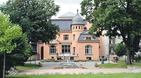 Roku 1993 se habilitoval na docenta. Od roku 1996 do roku 2002 působil jako vedoucí ateliéru Večerní kresba. (sal, foto: Archív KPF) to jsou těžké vzpomínky.