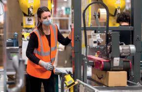 IT & LOGISTIKA AMAZON SÁZÍ NA INOVATIVNÍ TECHNOLOGIE AMAZON VYUŽÍVÁ PRO SVOJE PODNIKÁNÍ PŘES 3000 ČESKÝCH A 1200 SLOVENSKÝCH MALÝCH A STŘEDNÍCH PODNIKŮ.