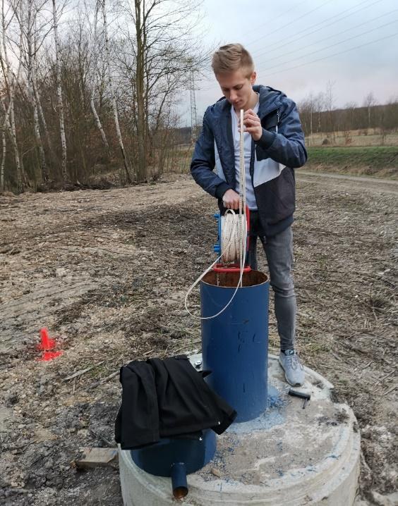 Abbildung 7-3: Tiefenmessung des Grundwasserspiegels in der Bohrung. Foto: VŠB Technische Universität Ostrava.