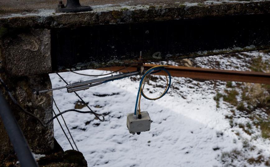 Abbildung 7-4: In-situ Installation des Dilatometers und Rissmessers mit Wärmeübertragungsfühler für die Messung der Materialausdehnung am Stausee Jezeří (über den