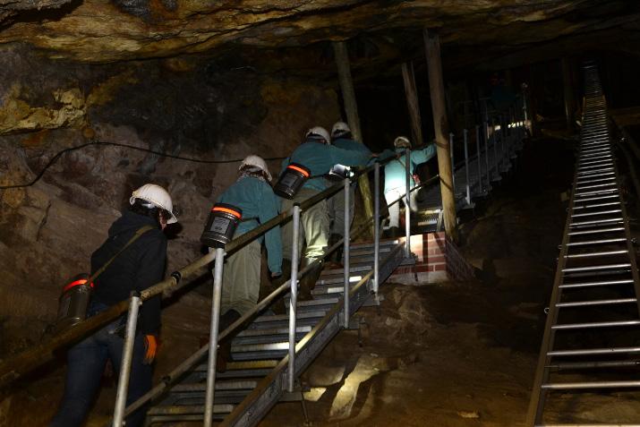 Wasseraufbereitungsanlage genutzt. Abbildung 8-4: Exkursion in das Bergwerk Reiche Zeche mit Besichtigung des Hauptentwässerungsstollen und der Grubenwassergeothermieanlage. Fotos: S. Pose.