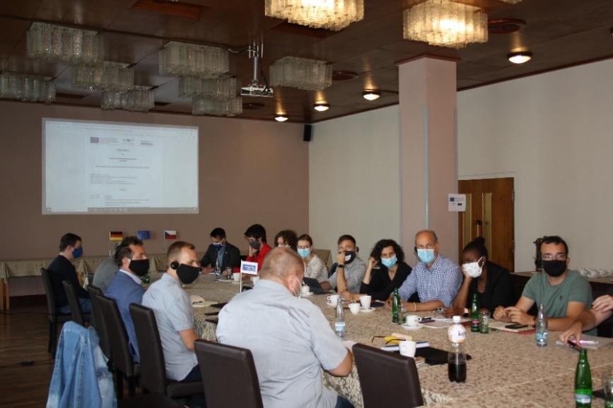 Abbildung 8-5: Die verschiedenen Projektpartner diskutieren während einer Pause zwischen den Vorträgen. Foto: VŠB Technische Universität Ostrava.