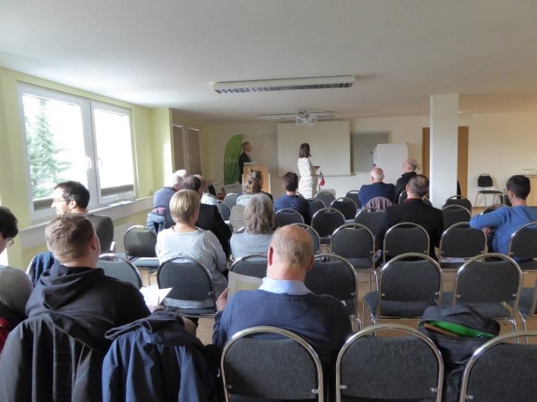 Abbildung 8-6: Vortrag während des Sonder-Workshops. Foto: P. Ernst. Obrázek 8-6: Přednáška v průběhu speciálního workshopu. Foto: P. Ernst. 1.
