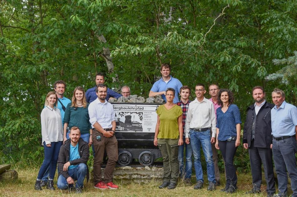 Abbildung 9-1: Teilnehmer des GeoMAP-Workshops in Oelsnitz/Erzgebirge am 19.07.2019. Darunter neben Vertretern der Projektpartner Elke Mugova (Forschungszentrum Nachbergbau, 3.v.l.), Marcus Frenzel (WISMUT GmbH, 5.