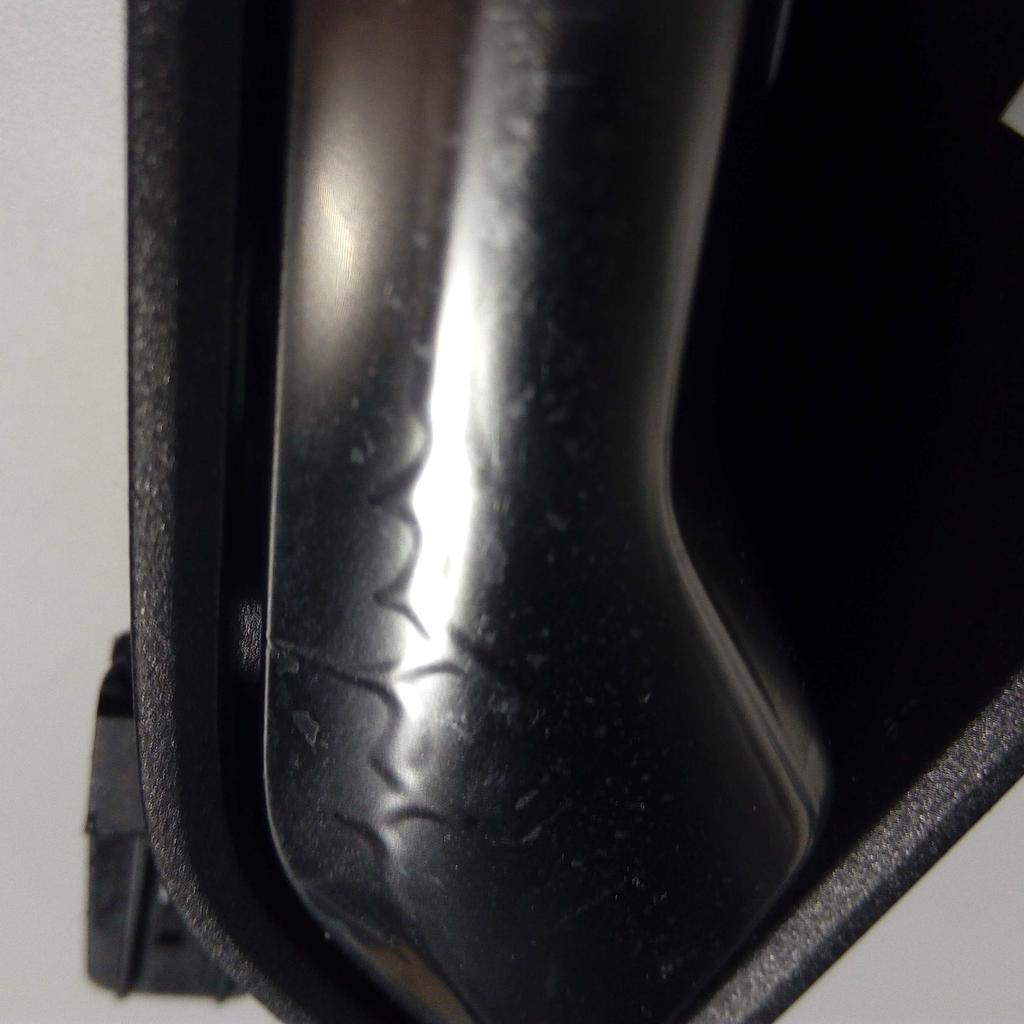 We can also see how the chrome layer gently crinkles the surface of handle Figure 61: Separated chrome layer from handle as a consequence of often thermal