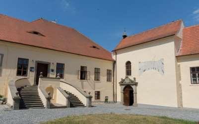 Zastávka veřejné dopravy je pouze ve směru k žel. st. (Horažďovice u školy), chůzí 2 minuty.