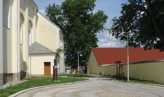 nad jehož vjezdem je zřetelný kamenný erb majitelů lukovského panství hrabat Seilernů-Aspang (18. století).