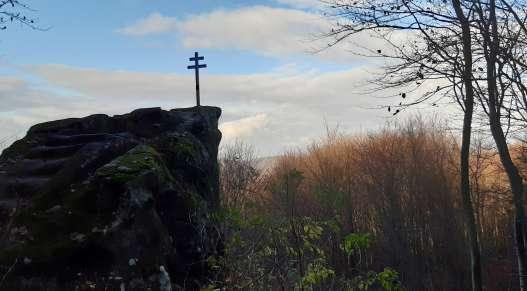 6), který vám ukáže cestu ke skále Kozel, stále po červené značce. Jde o mírnou zacházku, ale stojí za to.