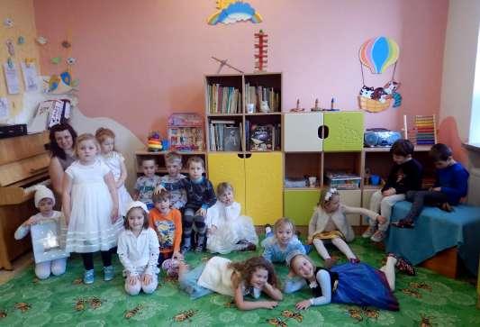 V lednu, když jsme začali plánovat téma o Eskymácích, moc jsme si přáli, aby sníh dorazil i k nám a my mohli na vlastní kůži poznat, jak se žije BERUŠKY Eskymákům.